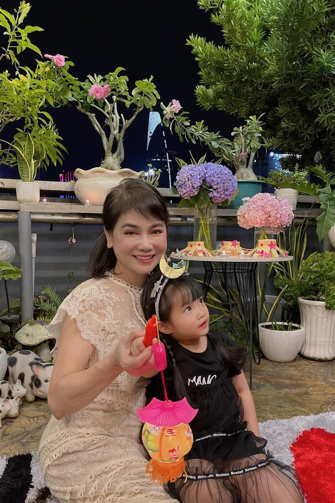 Ái nữ đầu lòng của Diệp Lâm Anh bên bà nội. Cuối tháng 8 vừa qua, tin đồn Diệp Lâm Anh và thiếu gia Đức Phạm ly hôn rộ trên mạng xã hội. Nguồn tin chỉ ra khoảng nửa năm qua chân dài không xuất hiện bên chồng như trước, những hình ảnh cô đăng lên mạng hoàn toàn vắng bóng bạn đời.