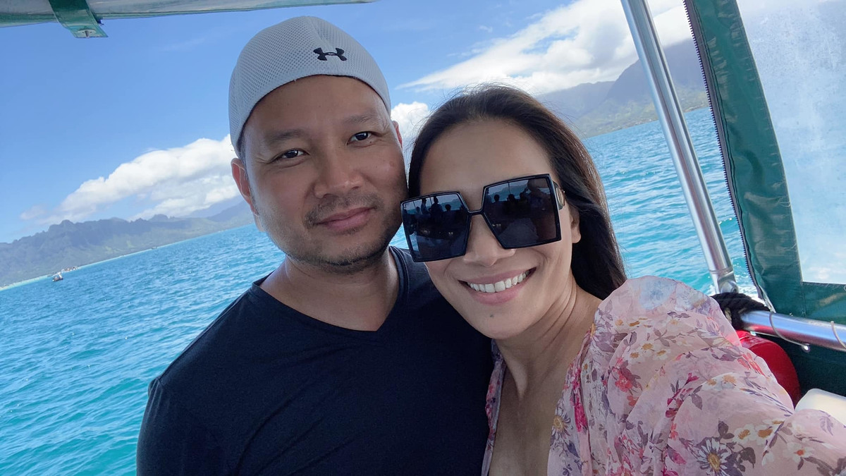 Ca sĩ Hồng Ngọc gửi yêu thương đến ông xã: "Ngày này của 17 năm trước, chúng ta chạm mặt, bắt gặp ánh mắt ấy và cũng là định mệnh, để giờ đây đã có một gia đình ấm áp. Cám ơn anh về tất cả nhé. Yêu anh