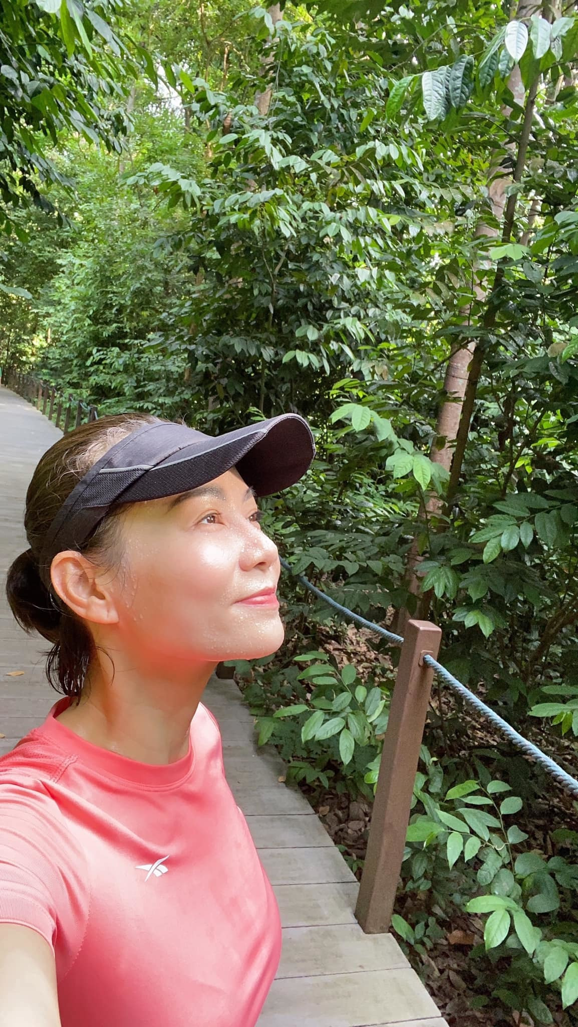 Thu Minh chạy bộ buổi sáng, không quên động viên mọi người.