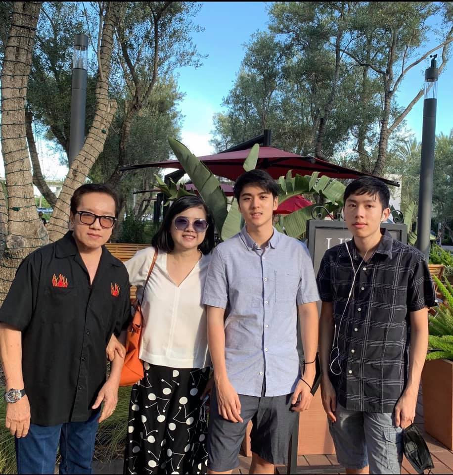 Vợ chồng Elvis Phương được 2 cháu nội dẫn đi ăn nhà hàng.