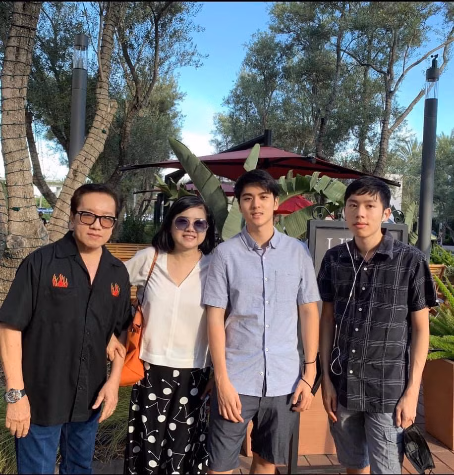 Vợ chồng Elvis Phương được 2 cháu nội dẫn đi ăn nhà hàng.