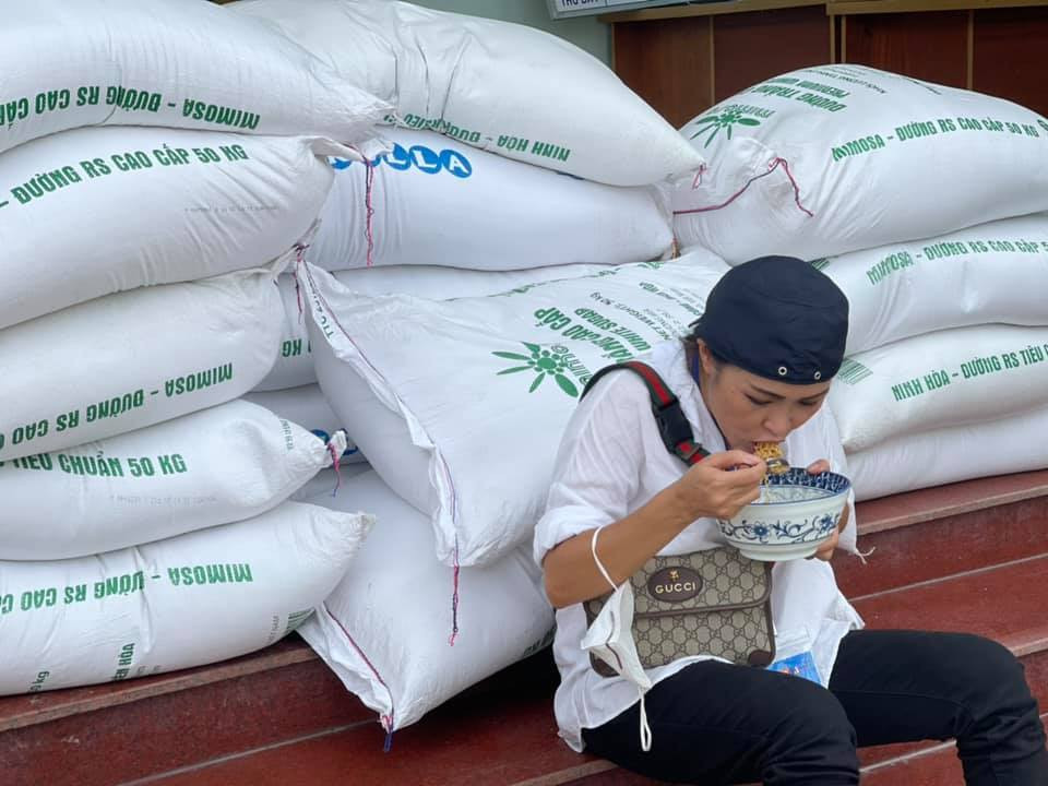 Phương Thanh viết: "Ăn toàn mì gói nhưng điều phối hàng rất nhanh".