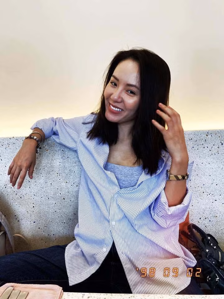 Phương Linh khoe mặc áo của bạn trai.