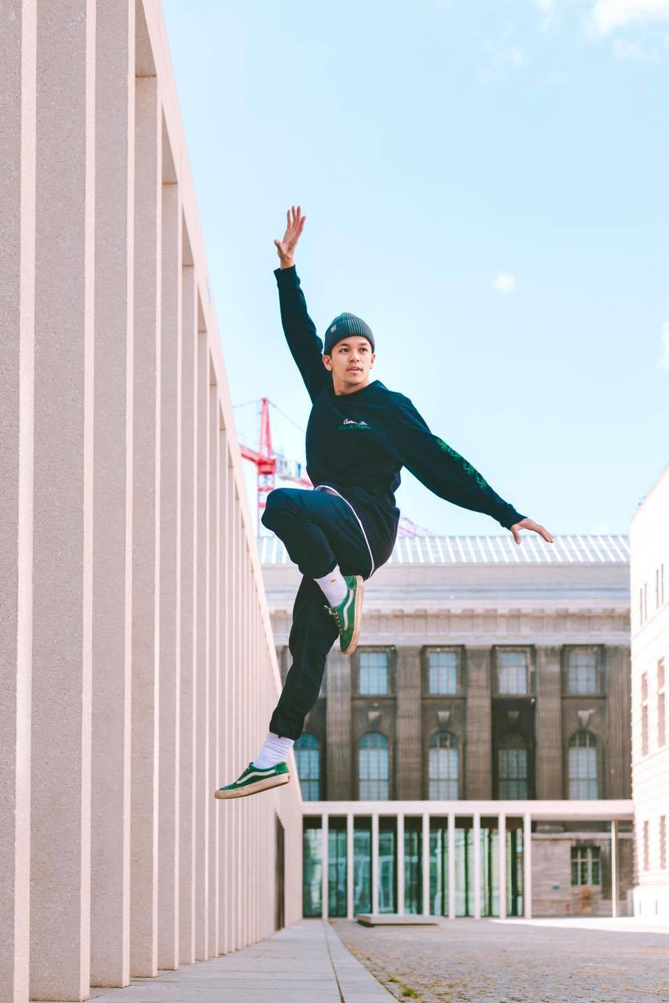 Trọng Hiếu tạo dáng giữa không trung.