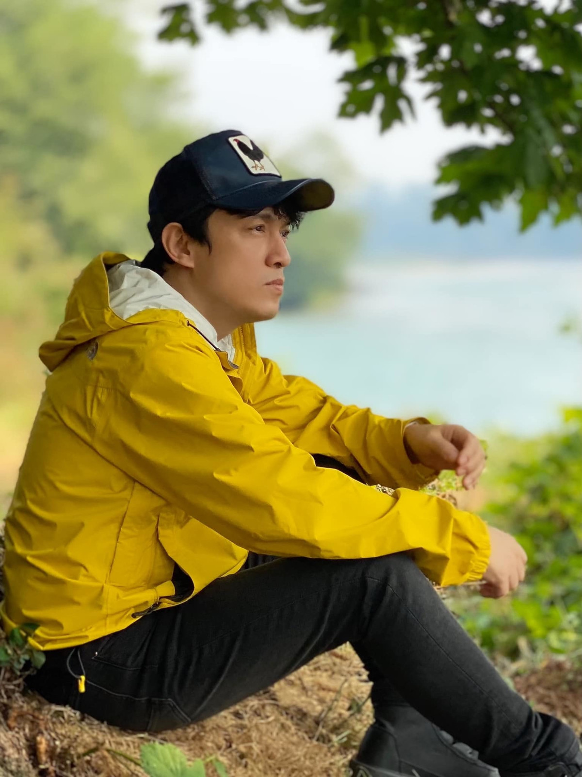 Ca sĩ Lam Trường đăng ảnh trầm tư.