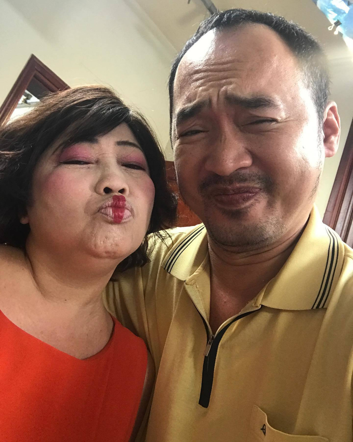 Tiến Luật và Phi Phụng chụp ảnh hài hước ở hậu trường phim.