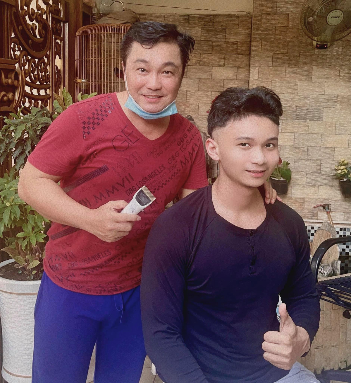 Lý Hùng hớt tóc cho cháu ruột.