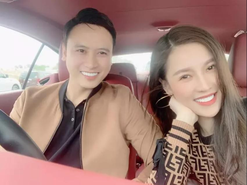 hân dài bên bạn trai hiện tại. Họ đã có hơn 2 năm hẹn hò, thoải mái xưng hô "vợ - chồng" dù chưa chính thức thông báo cưới hỏi. Trong thời gian bầu bí, Quế Vân gặp nhiều nỗi buồn về người đàn ông này vì những mối quan hệ khác.