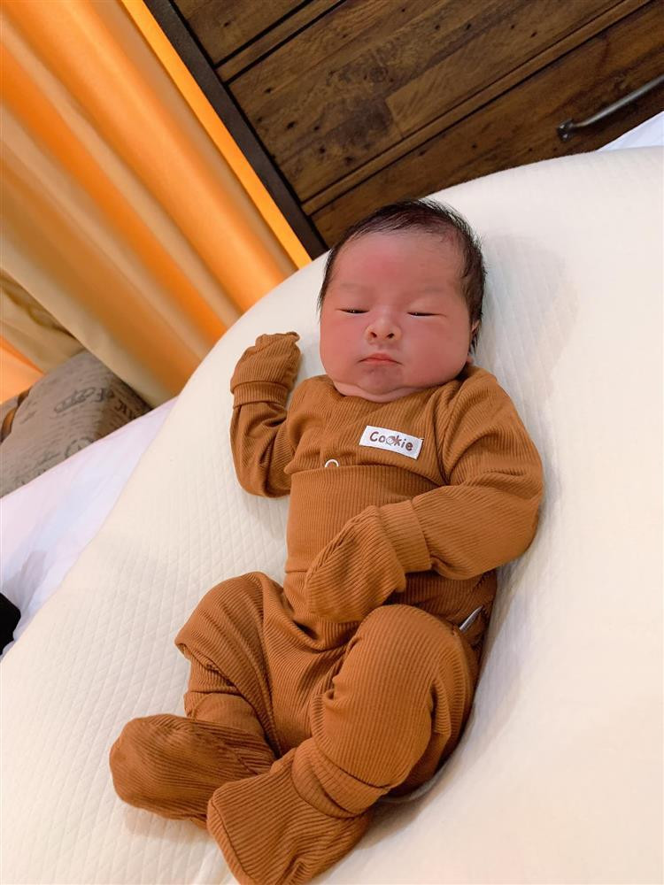 Bé Wu chào đời ngày 10/7, là con trai thứ 3 của Quế Vân, song là con đầu tiên với bạn trai hiện tại. Nhóc tỳ chào đời bằng phương pháp sinh thường, nặng 3,7kg.