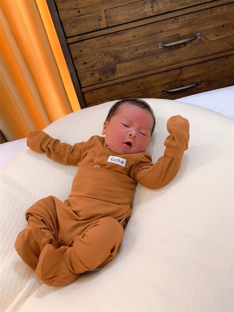 Mới được 3 ngày tuổi song quý tử nhà nữ ca sĩ trộm vía bụ bẫm, kháu khỉnh, dễ thương. Nhìn đường nét khuôn mặt, nhiều người nhận xét bé Wu nhà Quế Vân là bản sao của ông bố doanh nhân.