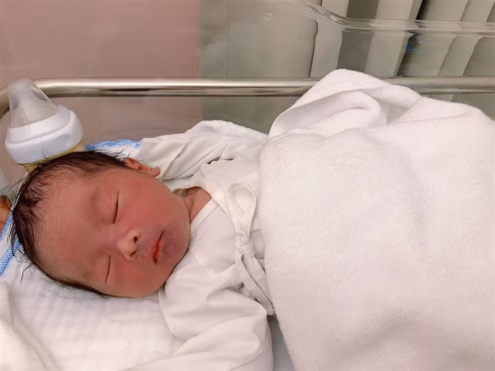 "Con à, hãy lớn lên thật mạnh mẽ, dũng cảm, không sợ hãi, luôn tử tế và bao dung nhé con trai của mẹ. Chàng trai mùng 1 của mẹ đã chào đời. Kính chúc cô bác, anh chị mùng 1 hoan hỉ. Cháu nặng 3,7kg, mẹ cháu sinh thường ạ", chân dài chia sẻ cảm xúc sau ca "vượt cạn".