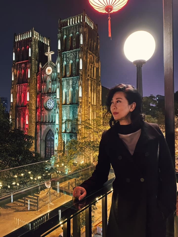 MC Kỳ Duyên chụp ảnh ở Hà Nội: "Một góc Paris ở Hà Nội...".