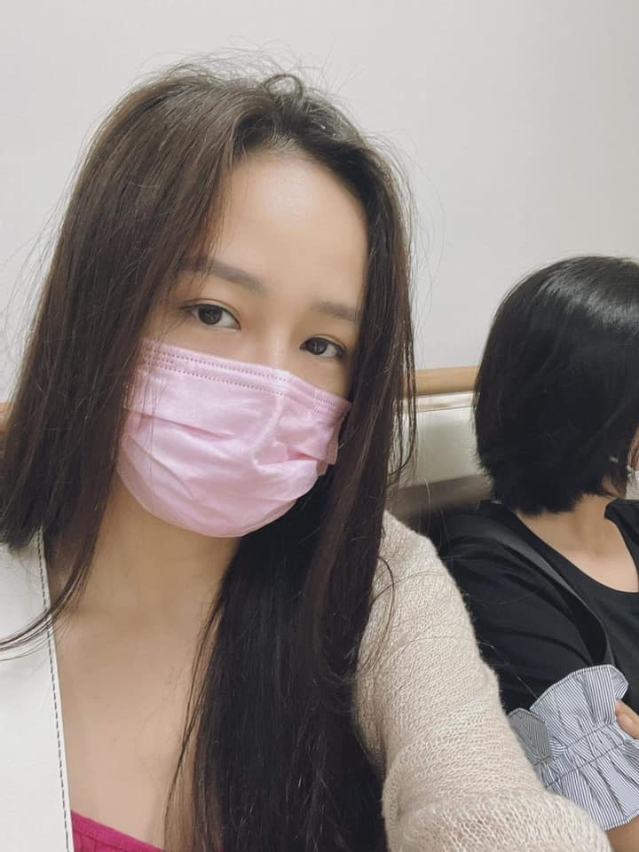 Thời tiết thay đổi khiến Mai Phương Thuý phải vào viện vì bị bệnh. Cô viết: "Nét đẹp sáng sớm đi khám bệnh, xin một lần hỏi ông trời sao cứ trở lạnh là Thuý đi viện".