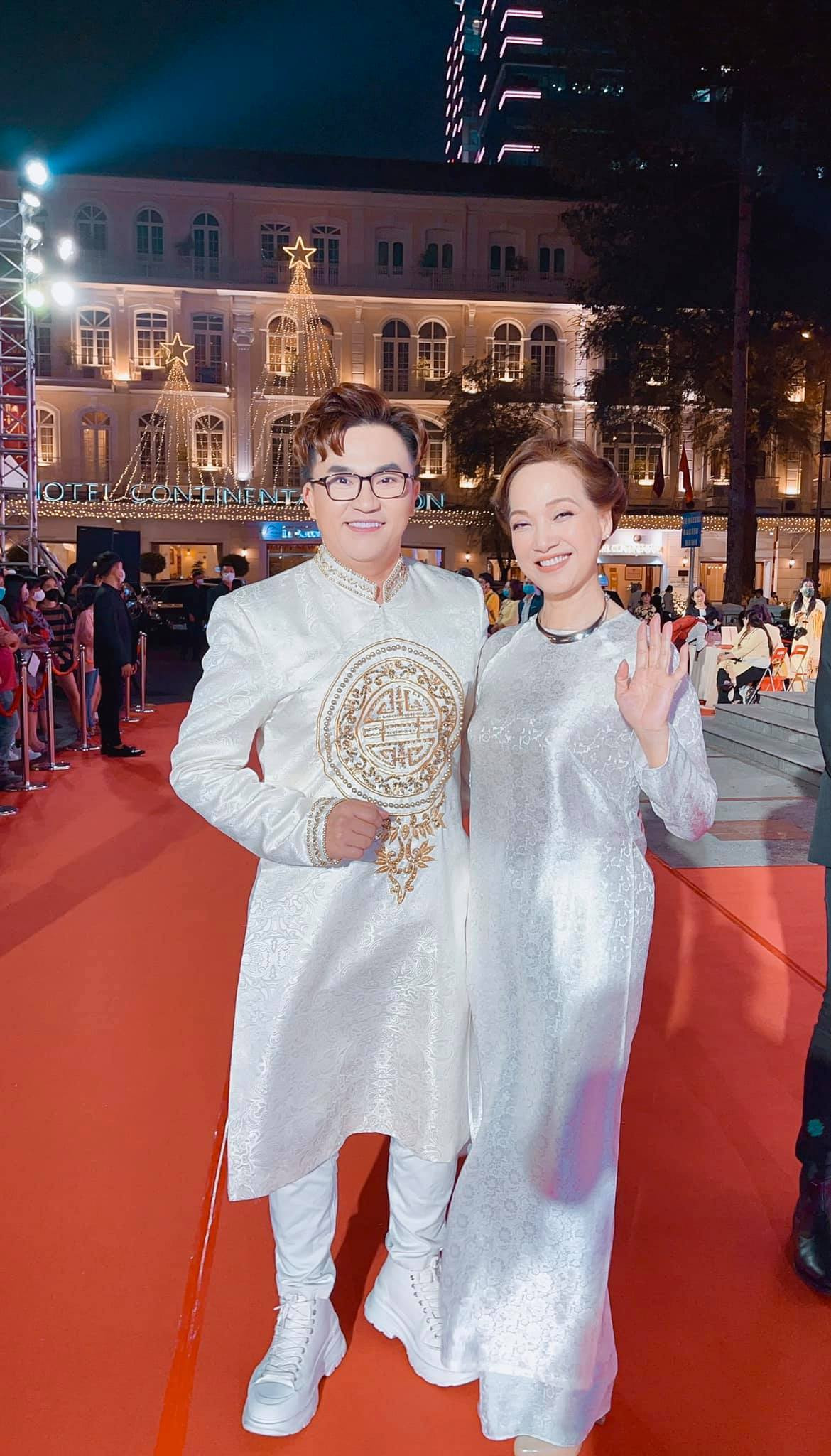 Sao Việt hôm nay 16/1: MC Đại Nghĩa khoe ảnh bên NSND Lê Khanh tại sự kiện. "Lâu lắm rồi mới gặp lại chị, vẫn luôn ngưỡng mộ chị về tài năng và cả nhan sắc. Chưa bao giờ thấy chị bớt đẹp đi cả", anh viết.