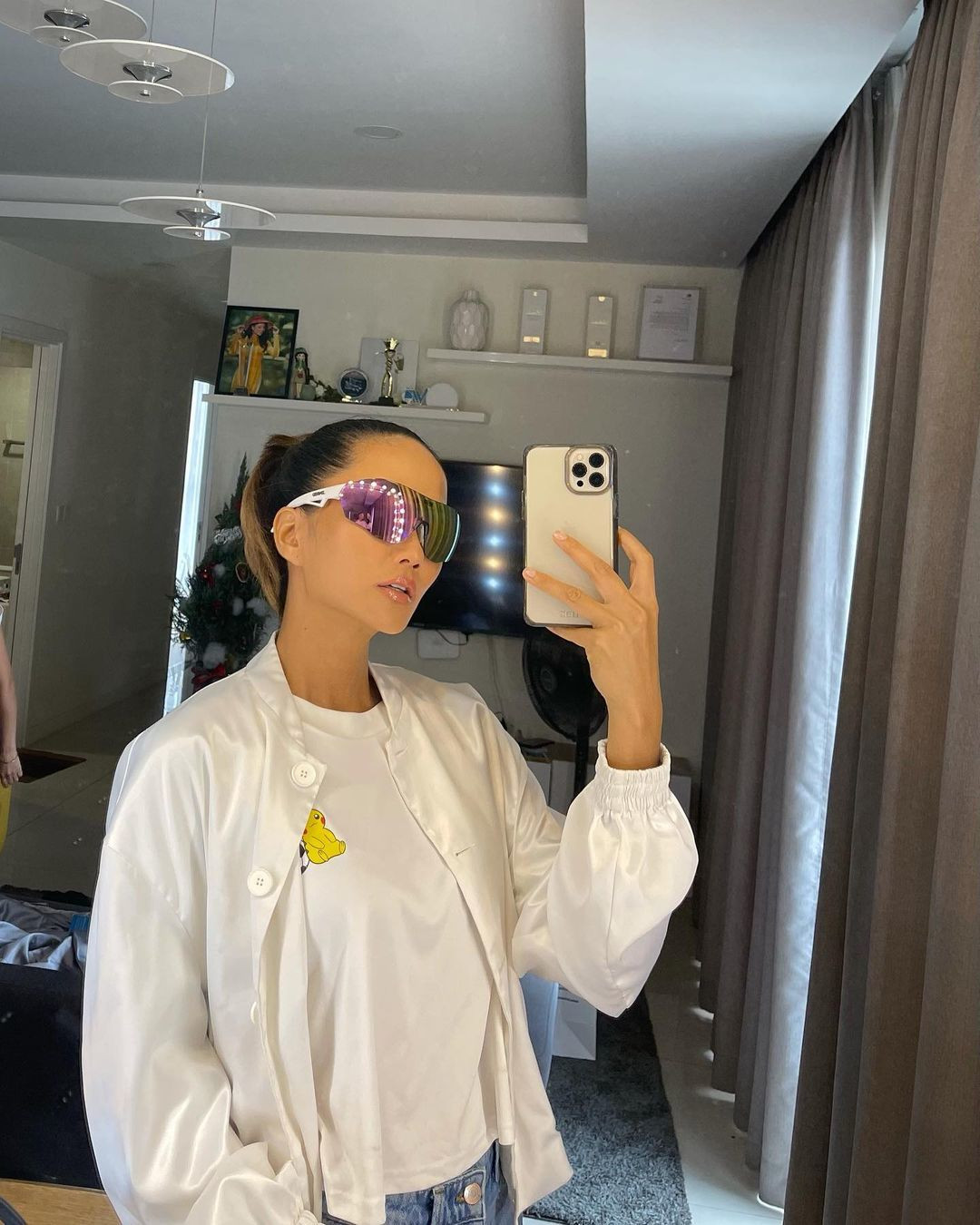 "Mặc áo thì không xé mác, đi xe để nguyên miếng dán", H'Hen Niê hài hước.