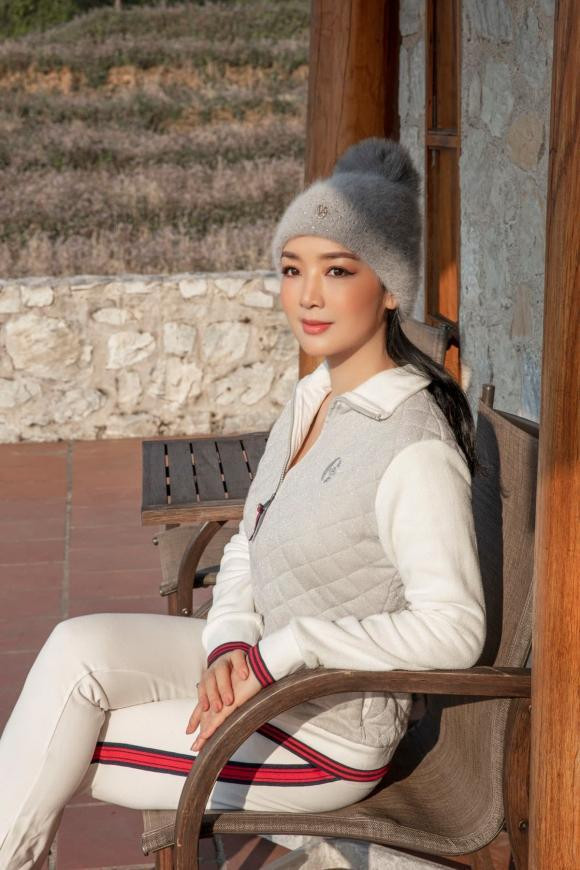 Hoa hậu Đền Hùng Giáng My khoe nhan sắc 'không tuổi' khi đi ngắm cảnh ở Sa Pa: "Cả ngày chỉ cần ngồi thiền, hít thở không khí sạch và ngắm mây và những ngọn núi hoà quyện quấn quýt nhau. Đôi lúc tự hỏi ta đang ở cõi trần hay cõi tiên, Việt Nam ơi, đất mẹ đẹp quá".