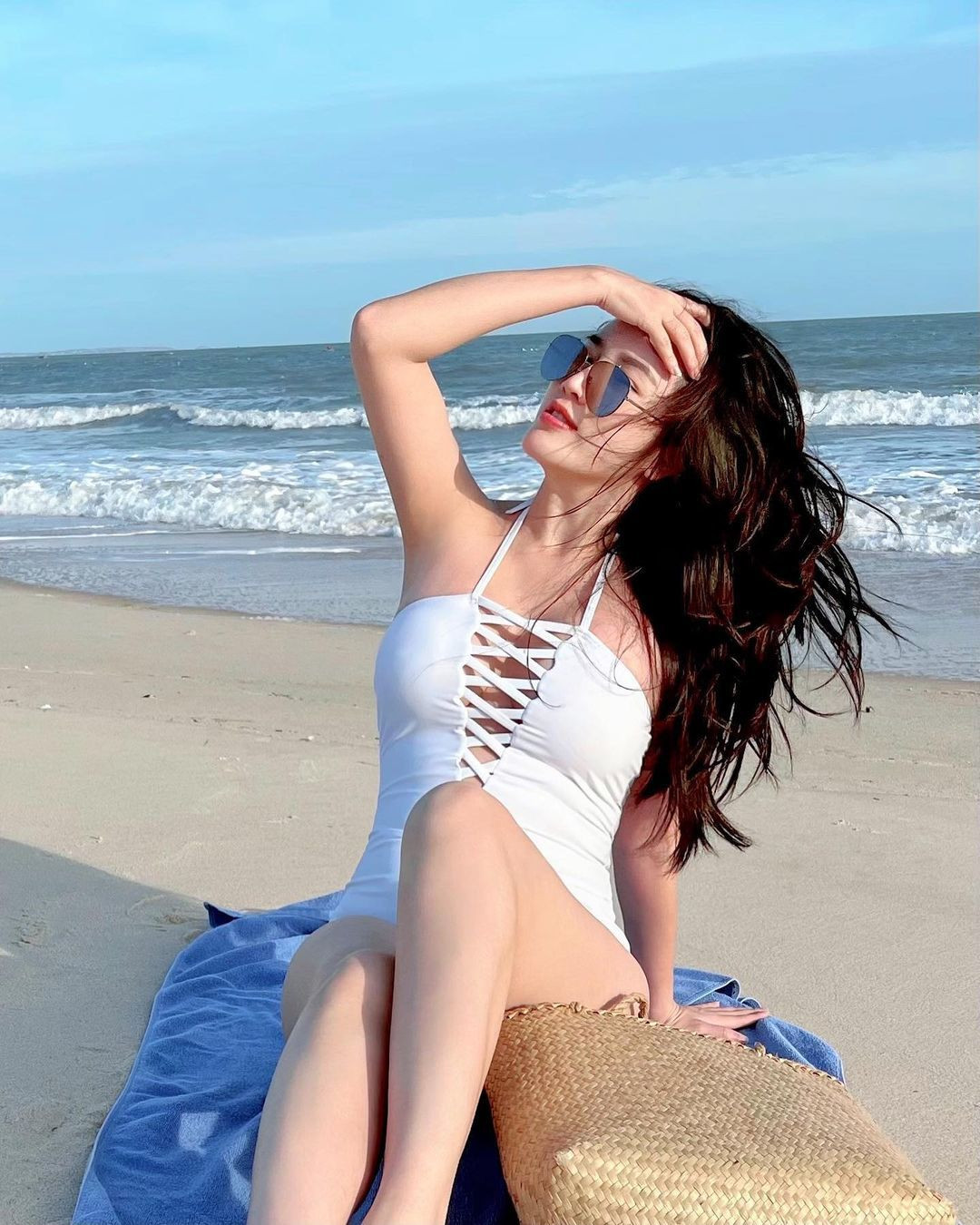 Bảo Thy khoe ảnh gợi cảm trong chuyến du lịch: "Bãi biển có duy nhất một mình Thy đi tắm nắng dưới thời tiết 20 độ C".