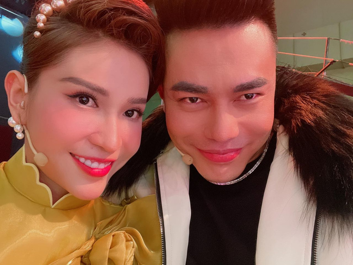 Lê Dương Bảo Lâm cùng Khả Như chụp ảnh selfie khi ghi hình chung.