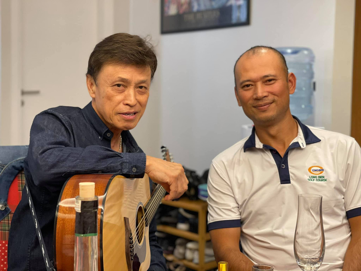 MC Long Vũ đăng bức ảnh hội ngộ bên danh ca Tuấn Ngọc.