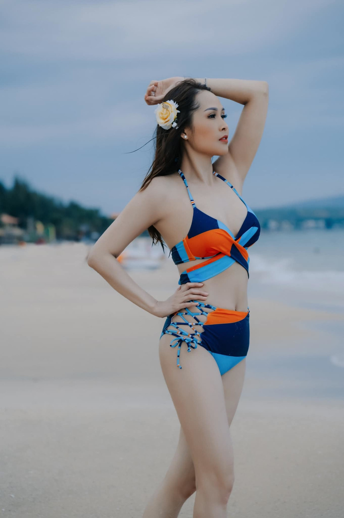 Ở tuổi 44, Minh Thư vẫn sở hữu vóc dáng thon gọn, gợi cảm không khác nhiều so với hình tượng trong phim Gái nhảy gần 20 năm trước.