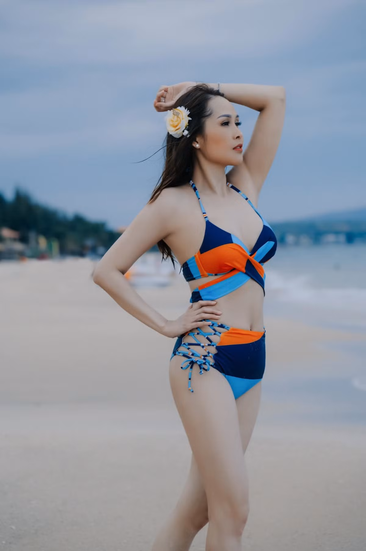 Ở tuổi 44, Minh Thư vẫn sở hữu vóc dáng thon gọn, gợi cảm không khác nhiều so với hình tượng trong phim Gái nhảy gần 20 năm trước.