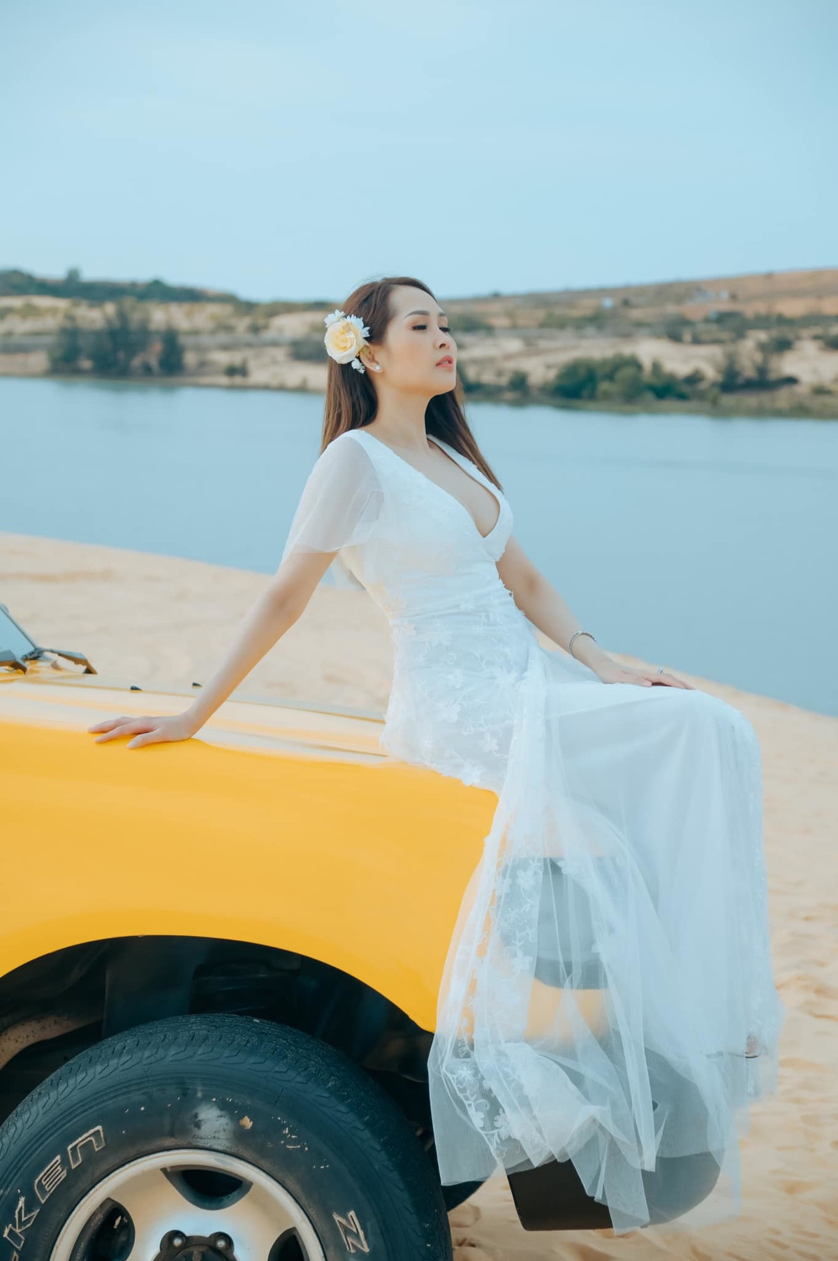 Năm 2013, diễn viên Minh Thư chuyển hẳn sang Mỹ để sinh sống và làm việc. Bên cạnh công việc kinh doanh, Minh Thư vẫn nhận những show diễn ở Mỹ để kiếm thêm thu nhập. Năm vừa qua, cô một mình trở về Việt Nam để thực hiện bộ phim hình sự, hành động mang tên Điệp vụ hoa hồng. 