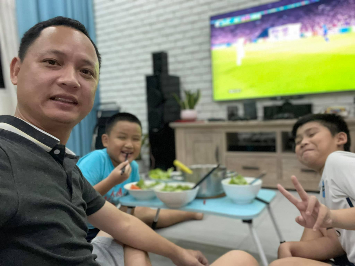 Nguyễn Hải Phong khóc, viết lời "ruột gan" gửi vợ: "Em ơi! Em đã vất vả nhiều rồi. Em đã rất can đảm, sinh cho cả nhà tới 3 đứa".