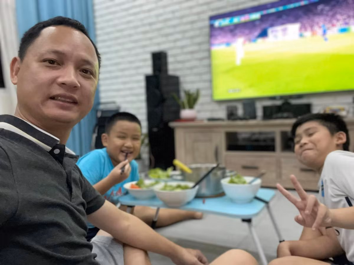 Nguyễn Hải Phong khóc, viết lời "ruột gan" gửi vợ: "Em ơi! Em đã vất vả nhiều rồi. Em đã rất can đảm, sinh cho cả nhà tới 3 đứa".