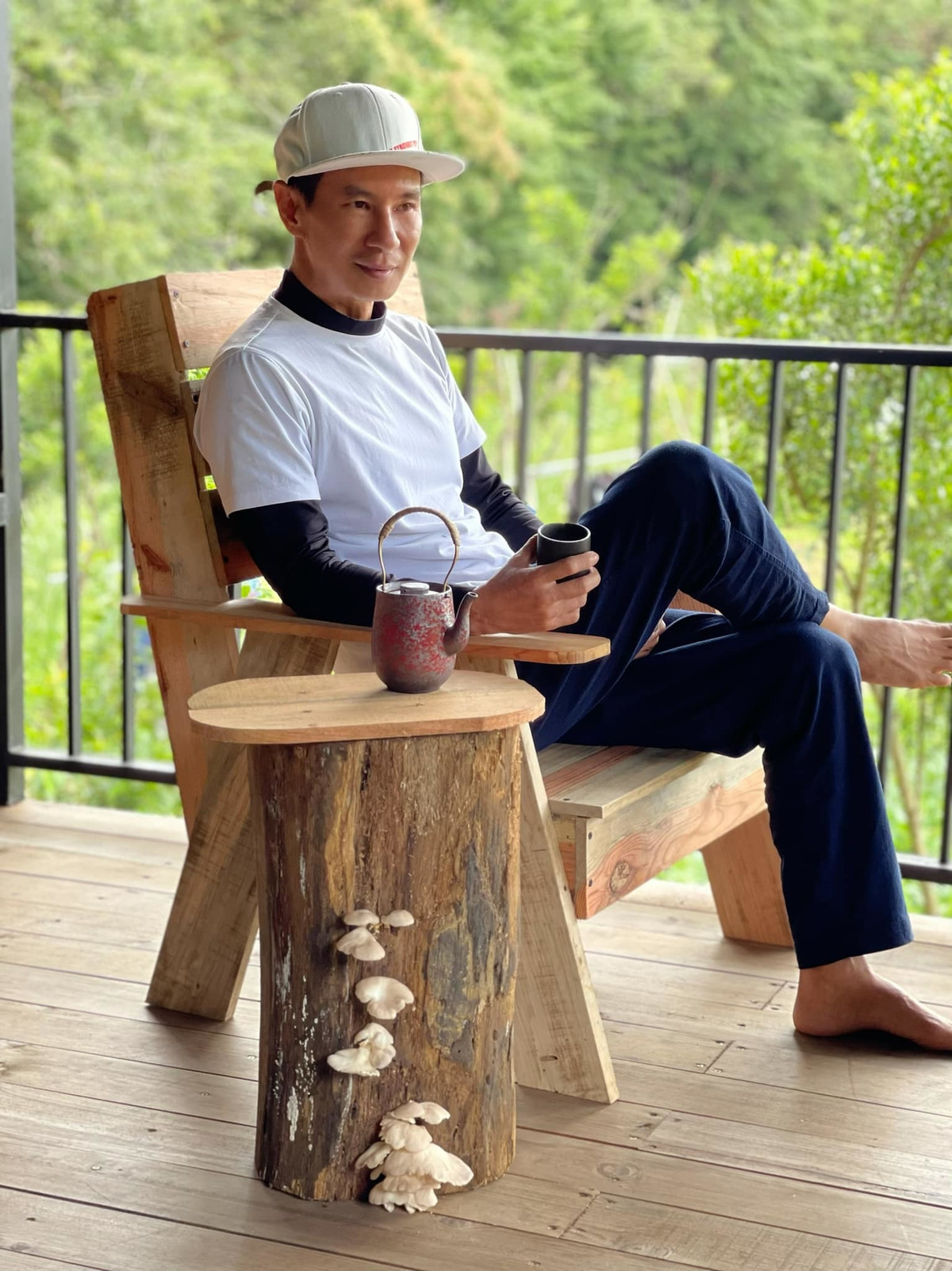 Lý Hải thưởng trà một mình.