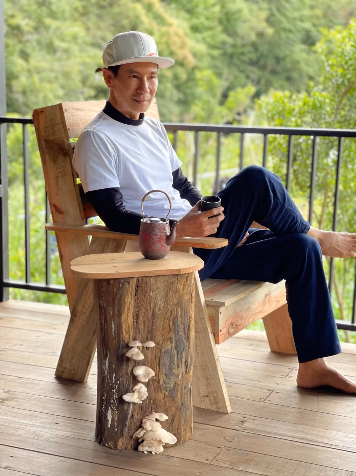 Lý Hải thưởng trà một mình.