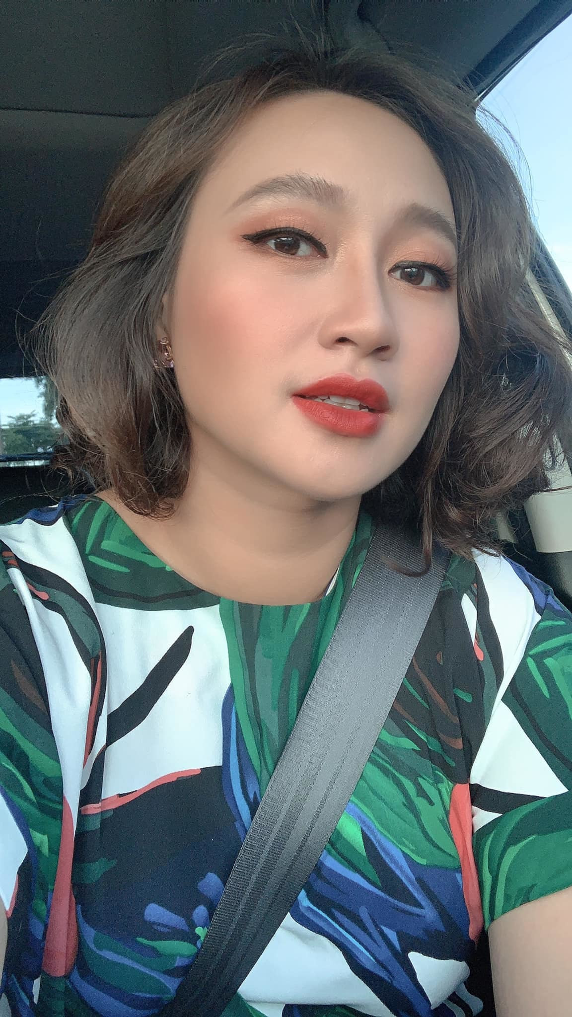 Khánh Linh cập nhật hình ảnh đi làm.