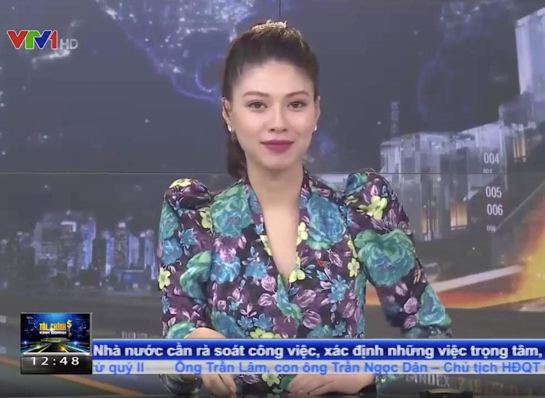 Ngọc Trinh xin "chừa" váy đỏ, diện váy hoa lên sóng truyền hình.