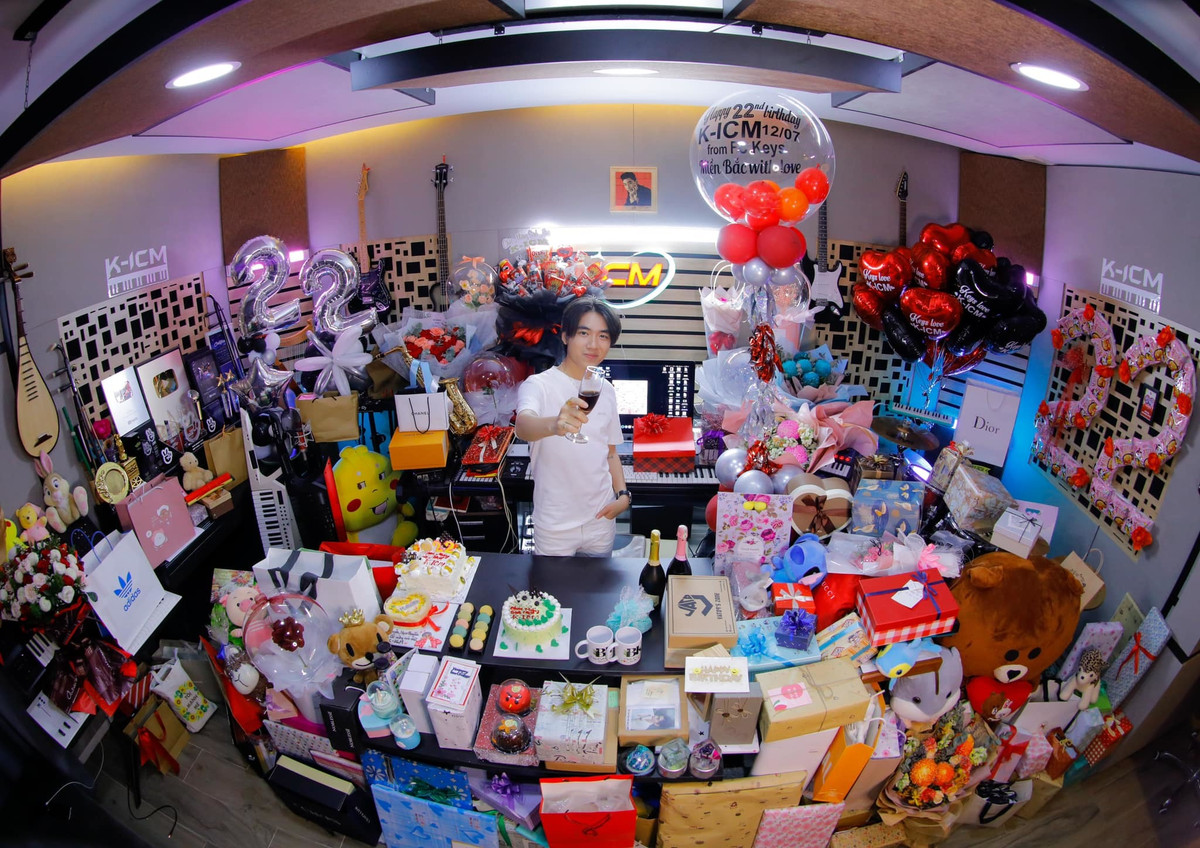 Phòng K-ICM ngập quà nhân sinh nhật tuổi 22.