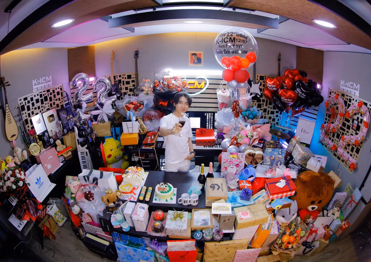 Phòng K-ICM ngập quà nhân sinh nhật tuổi 22.