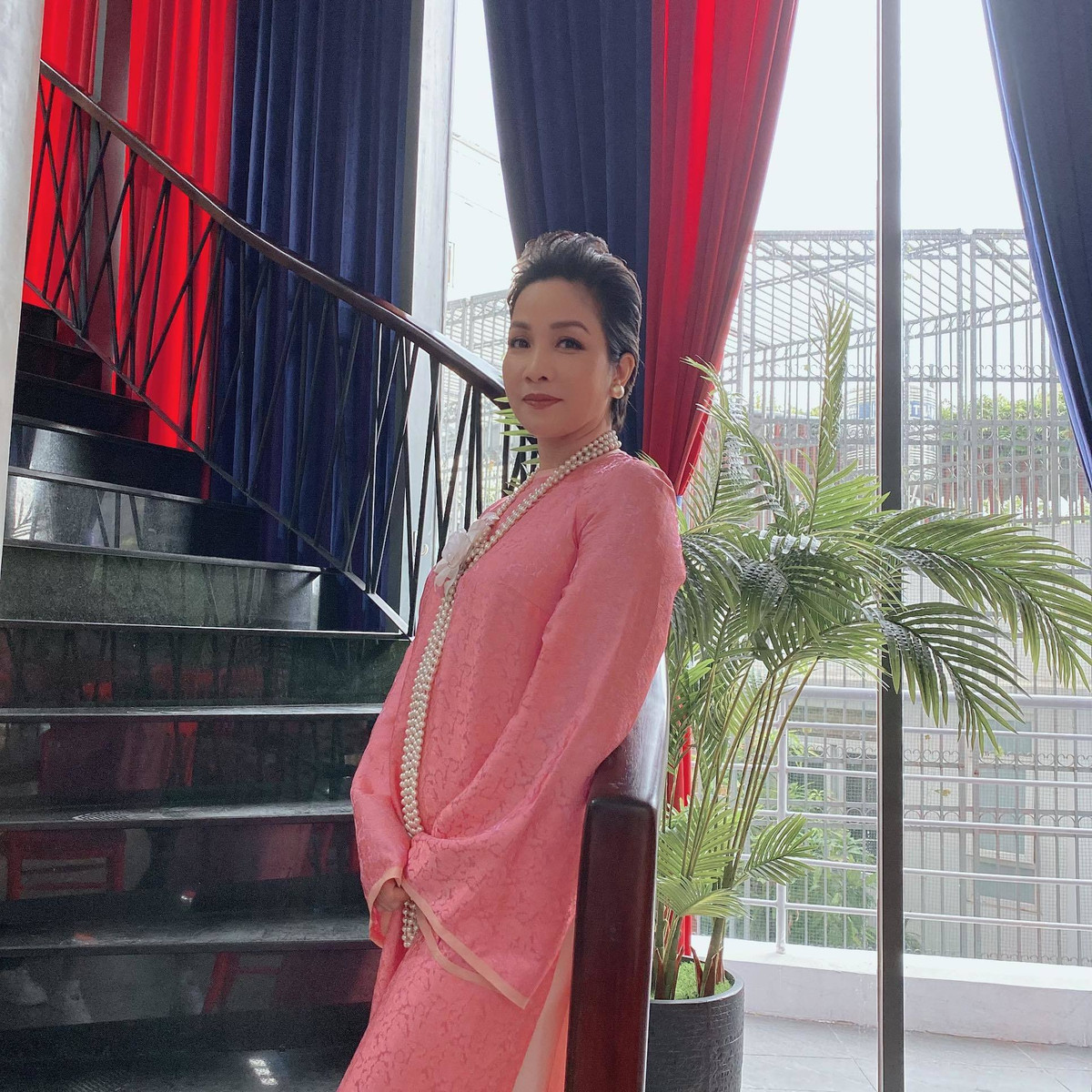 Sao Việt hôm nay 13/7: Mỹ Linh đăng ảnh mặc áo dài, đeo chuỗi hạt to. Vẻ đẹp đằm thắm của cô khiến một người trong "Bộ tứ Diva" là Hồng Nhung phải thốt lên: "Xinh quá, Linh ơi!".