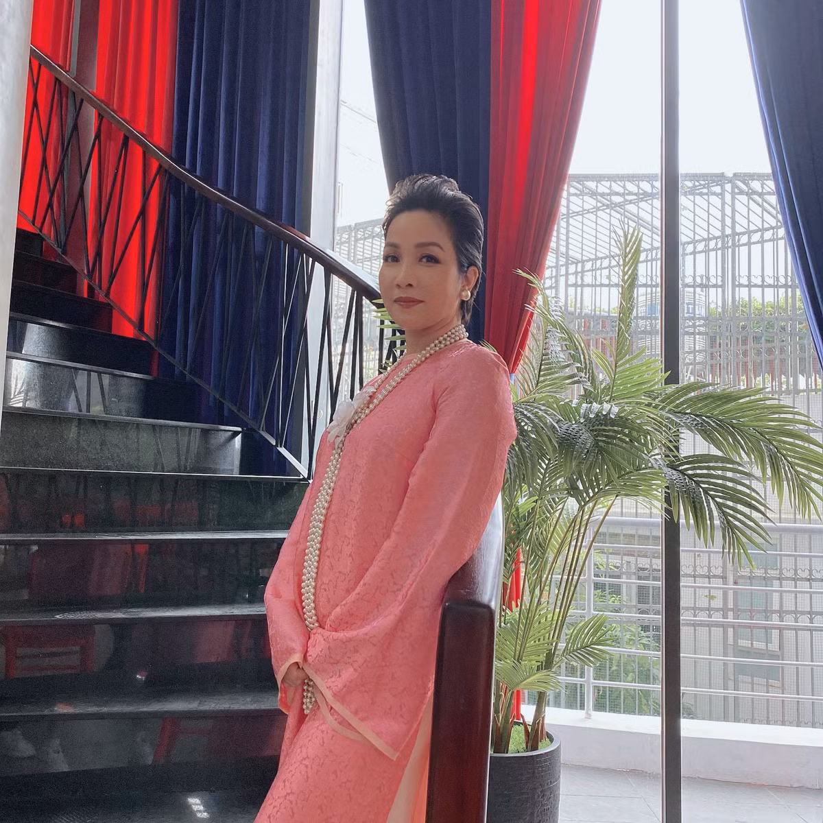 Sao Việt hôm nay 13/7: Mỹ Linh đăng ảnh mặc áo dài, đeo chuỗi hạt to. Vẻ đẹp đằm thắm của cô khiến một người trong "Bộ tứ Diva" là Hồng Nhung phải thốt lên: "Xinh quá, Linh ơi!".