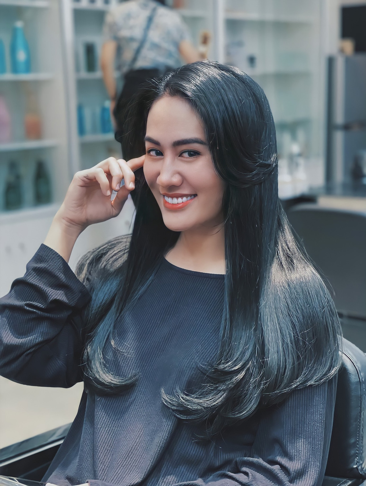 Minh Cúc khoe tóc mới.