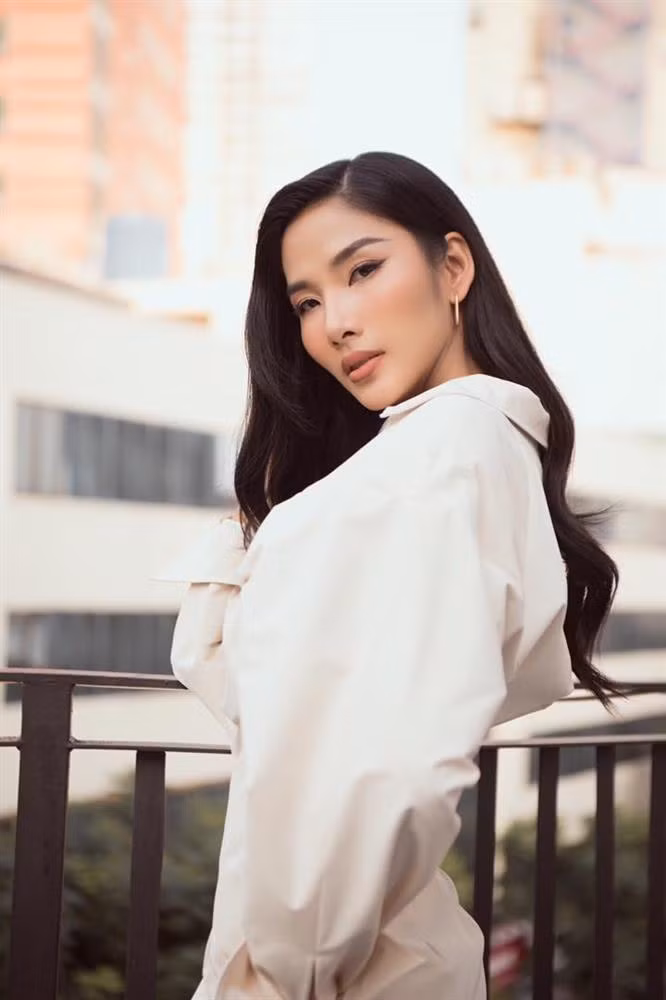 Hoang Thuy mang ban gia tao khi bi reo ten 