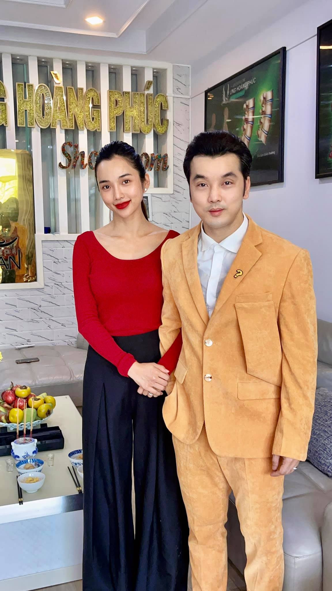 Vợ chồng Ưng Hoàng Phúc giỗ Tổ sân khấu tại nhà.