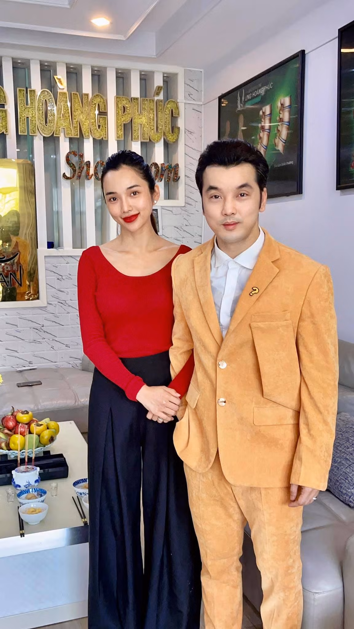 Vợ chồng Ưng Hoàng Phúc giỗ Tổ sân khấu tại nhà.