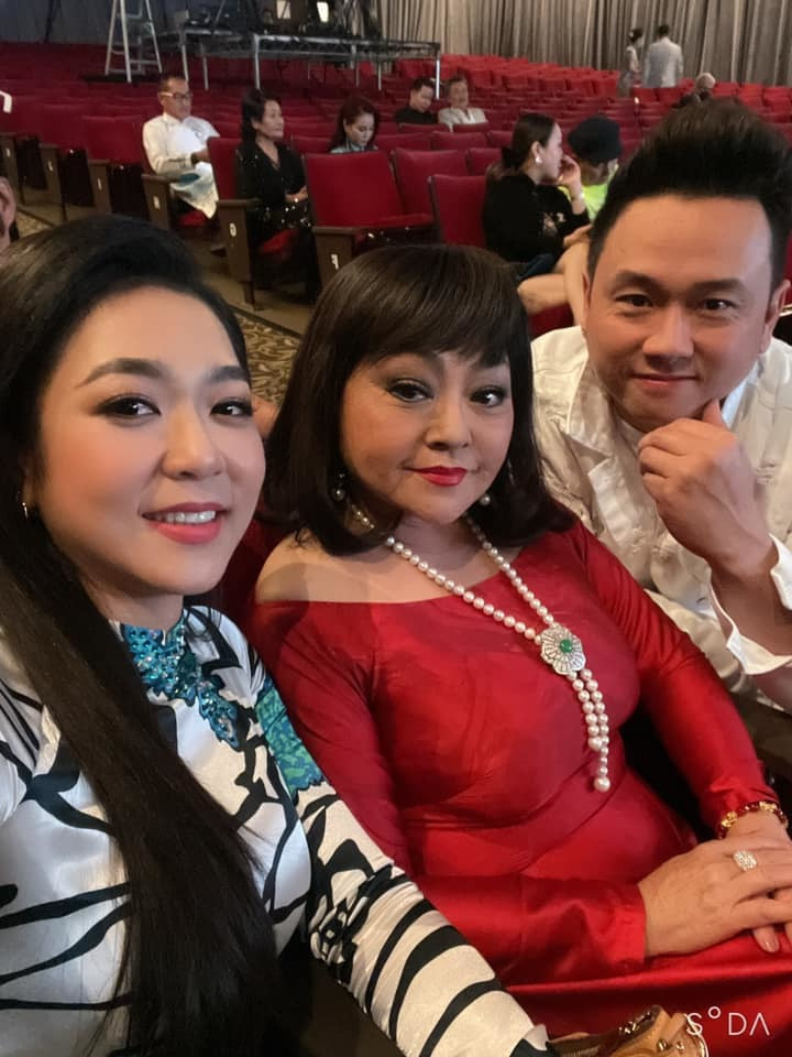 Hương Lan và nhiều nghệ sĩ làm lễ Giỗ Tổ nghiệp tại Mỹ.