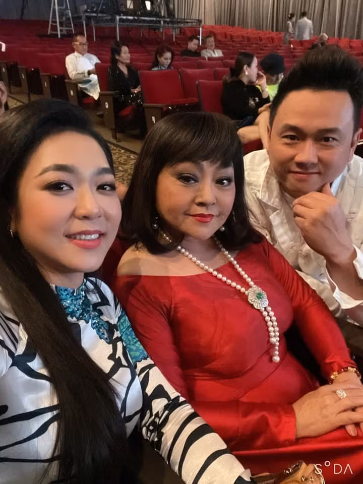 Hương Lan và nhiều nghệ sĩ làm lễ Giỗ Tổ nghiệp tại Mỹ.