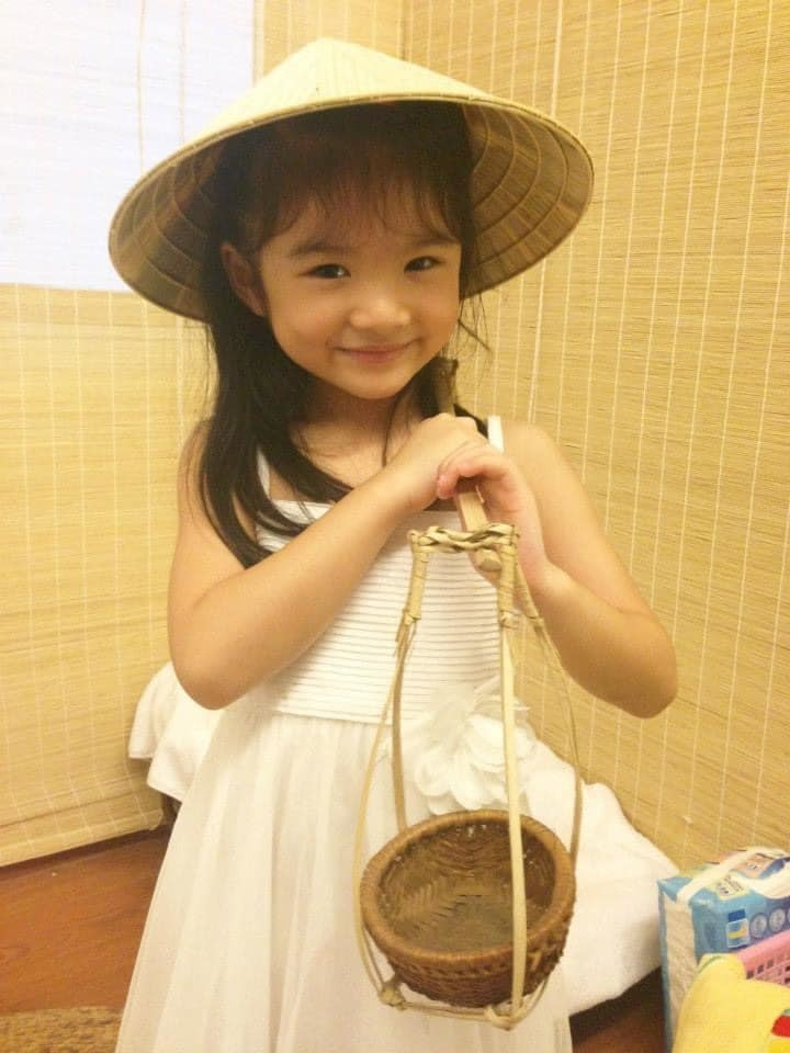 Sao Việt hôm nay 18/9: Trương Ngọc Ánh đăng ảnh con gái lúc nhỏ với chú thích "Mới ngày nào bé xíu". Có thể thấy, Devon Trần xinh từ bé, càng lớn càng phổng phao, xinh đẹp.