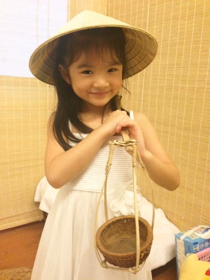 Sao Việt hôm nay 18/9: Trương Ngọc Ánh đăng ảnh con gái lúc nhỏ với chú thích "Mới ngày nào bé xíu". Có thể thấy, Devon Trần xinh từ bé, càng lớn càng phổng phao, xinh đẹp.