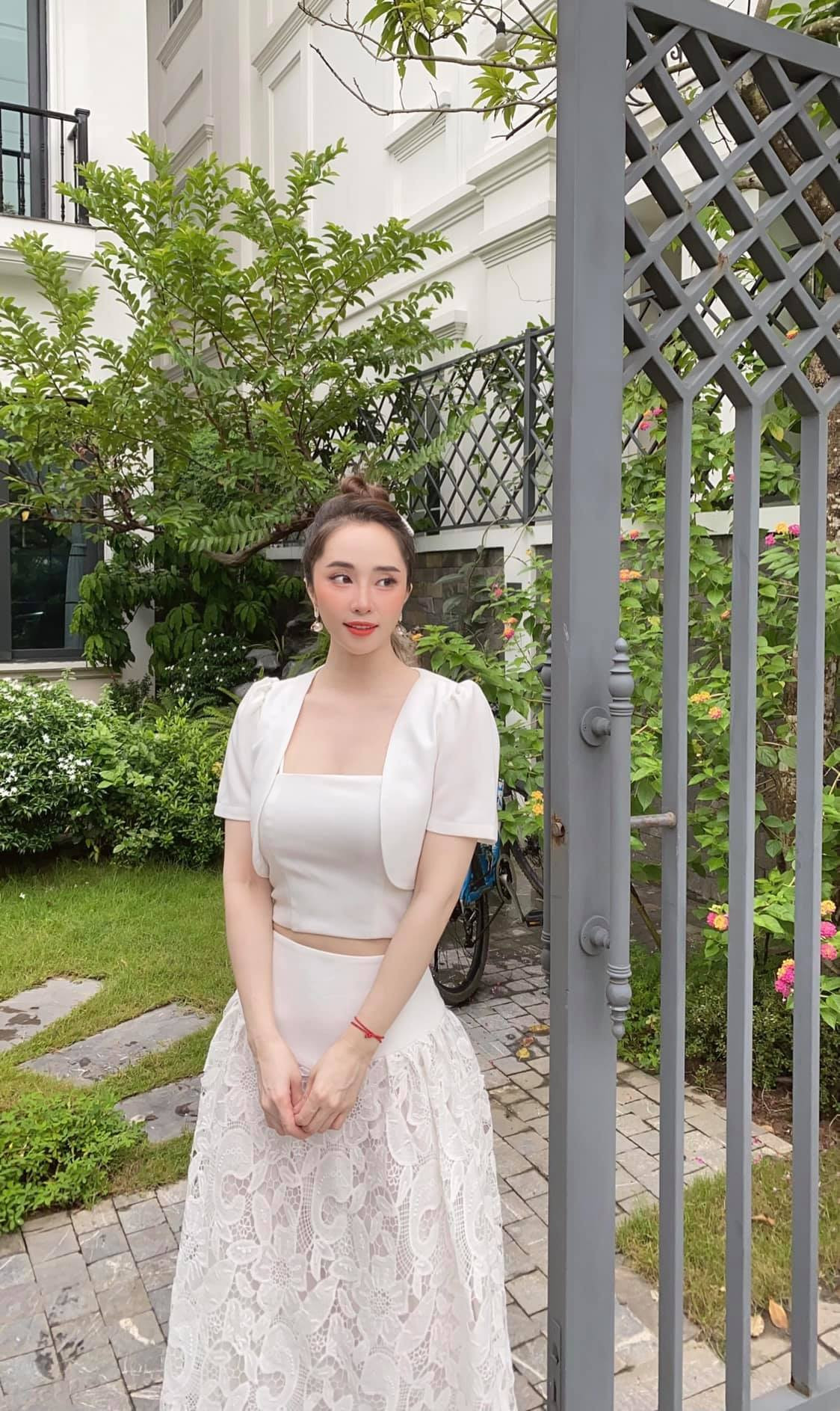 Quỳnh Nga chia sẻ: "Nếu bạn vẫn là hoa chưa có chủ, cứ bình thản rồi nửa kia sẽ đến".