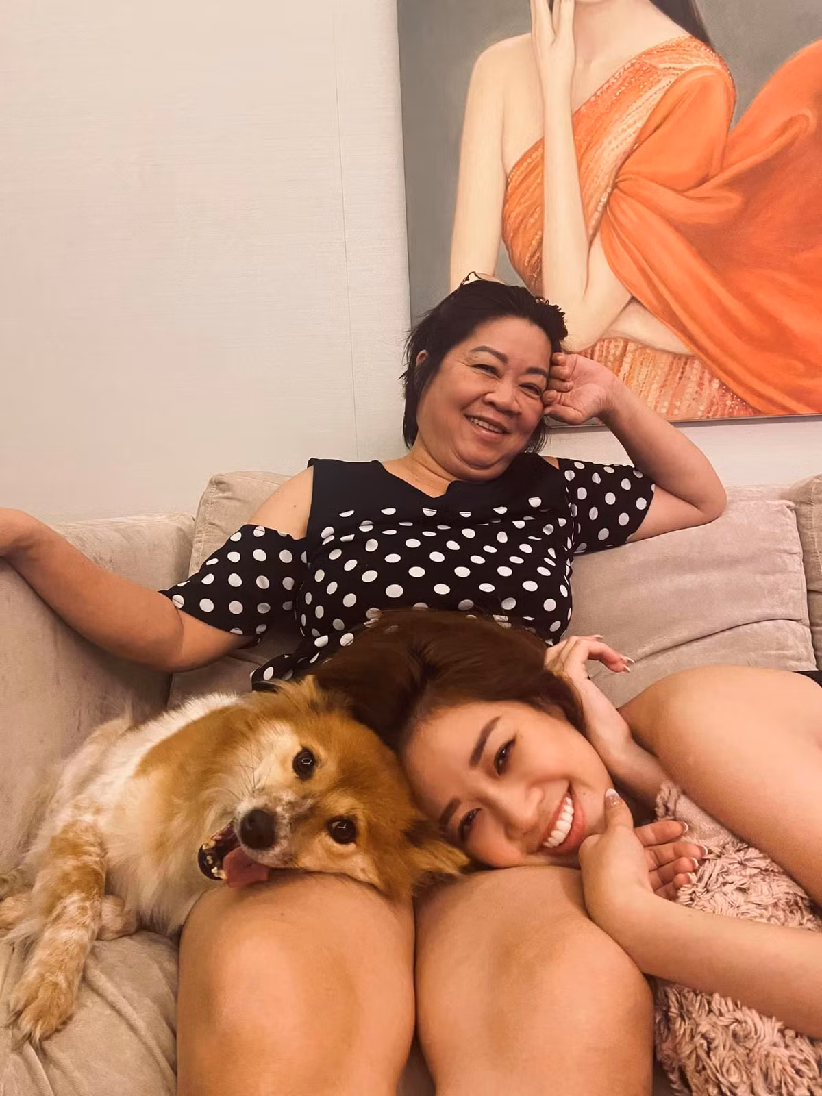 Hoa hậu Khánh Vân và khoảnh khắc bình yên bên mẹ. "Ủa.... Mẹ là của ai đây ta? Mèo dám giành mẹ với chị hả", người đẹp dí dỏm.