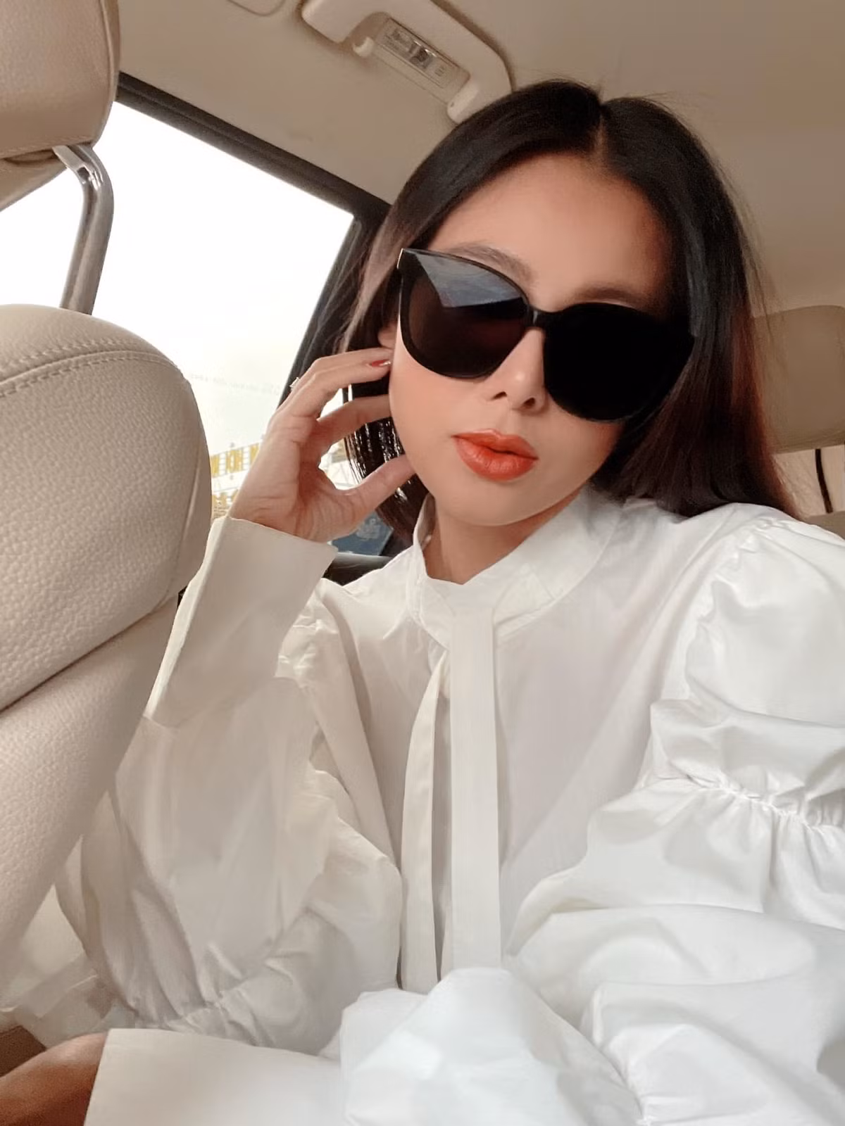 Nam Thư bận rộn với công việc ngày đầu tuần.