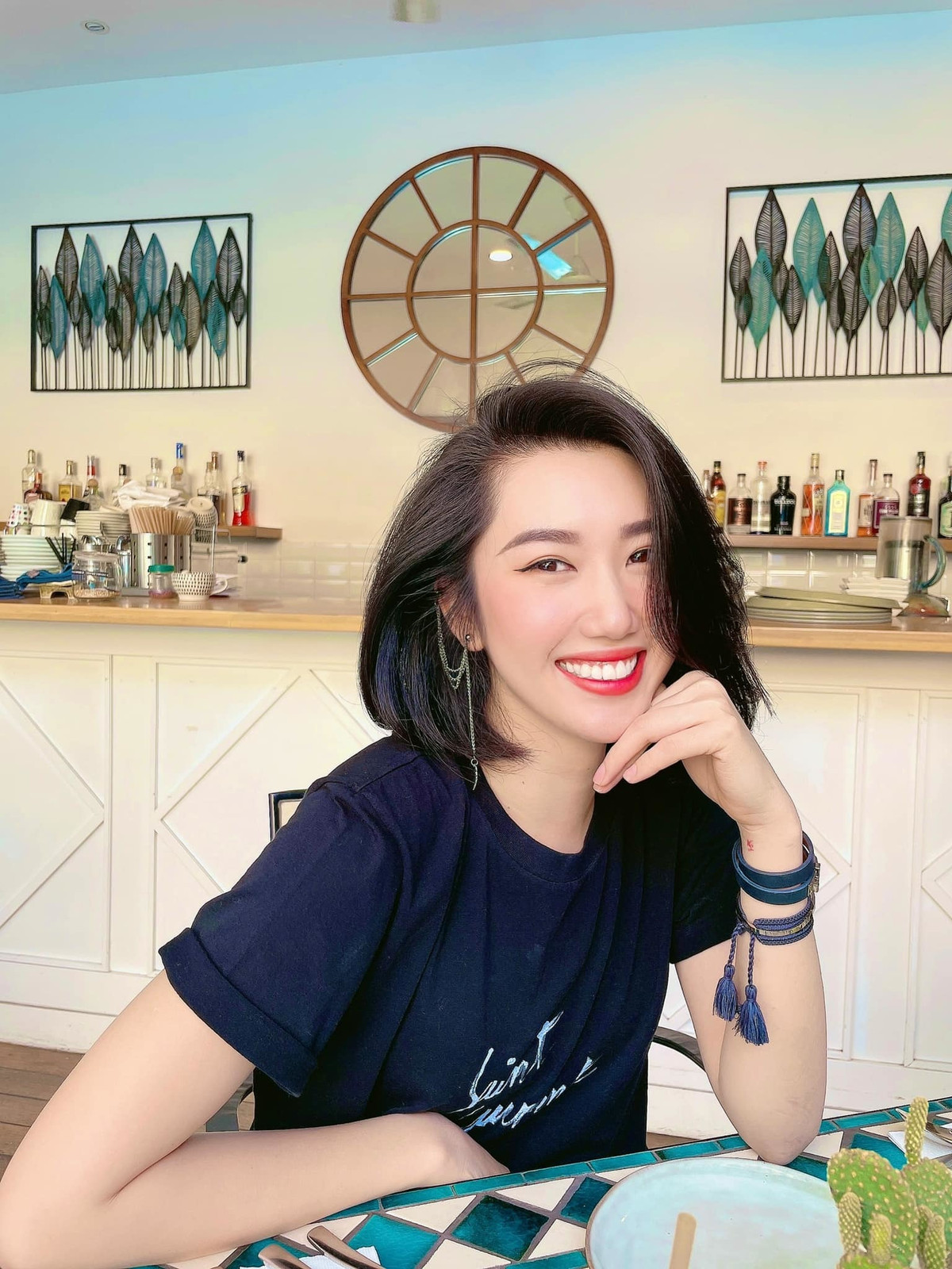 Thuý Ngân rạng rỡ tụ tập ăn uống với bạn bè trong ngày đầu tuần.