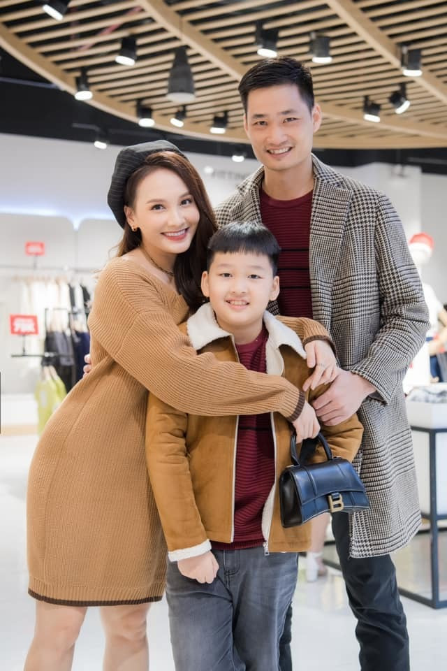 Bảo Thanh rạng rỡ khoe bức ảnh bên ông xã và cậu con trai kháu khỉnh.