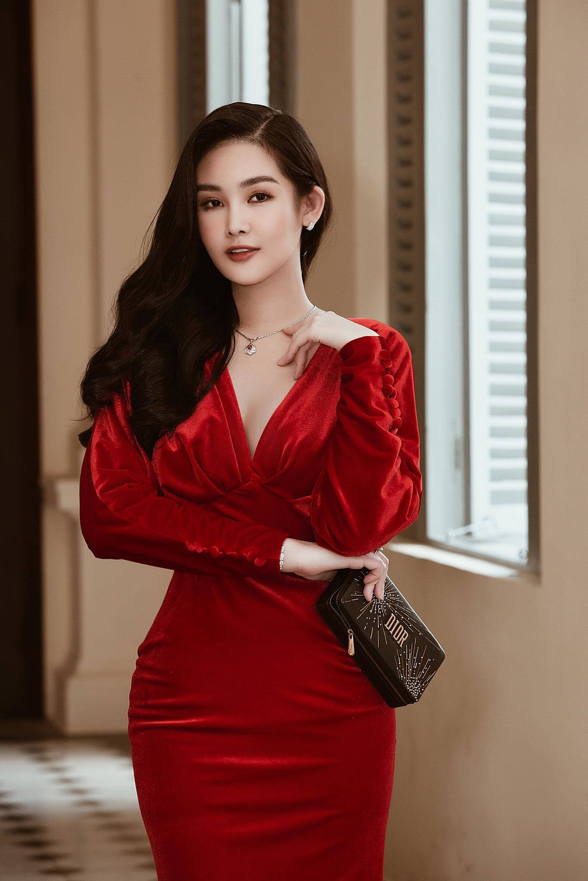 Diện đầm đỏ quyến rũ, Lê Âu Ngân Anh được nhận xét ngày càng xinh đẹp.